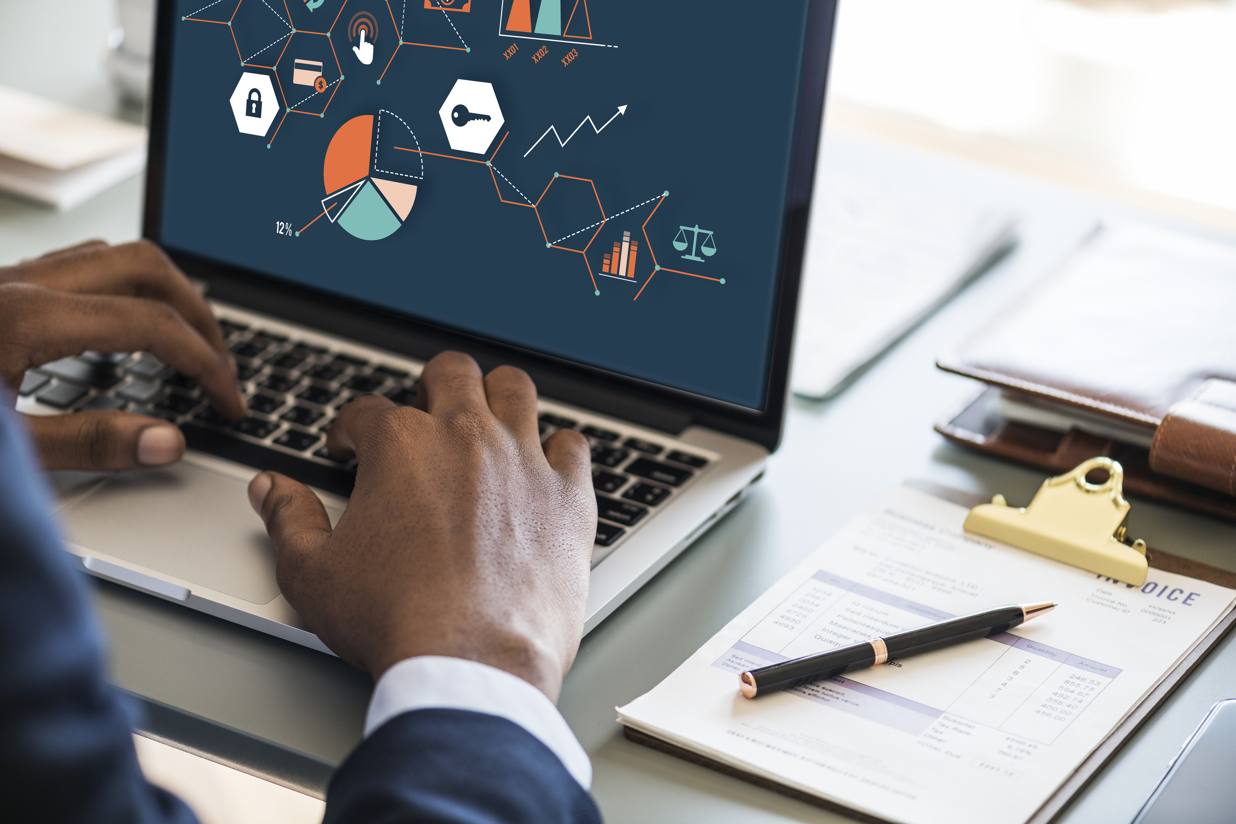 Mangelnde digitale Ausstattung und abnehmende digitale Kompetenzen sind wesentliche Herausforderungen im digitalen Lernen am Arbeitsplatz