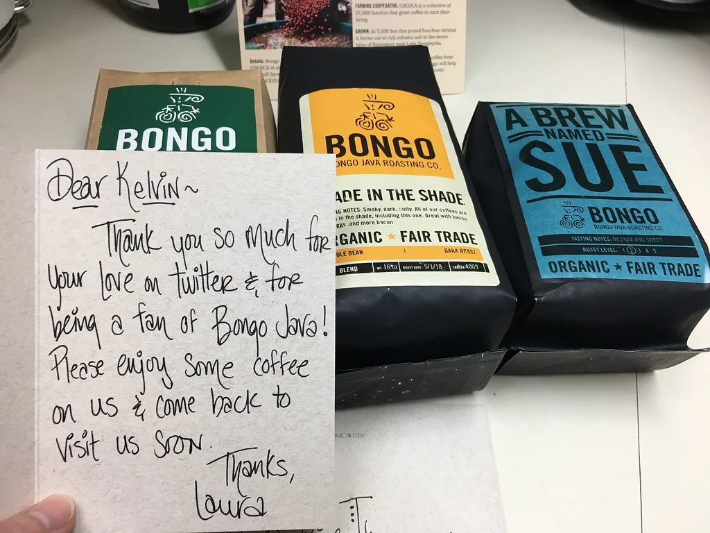 La hiperpersonalización ofrece experiencias alineadas con los consumidores, mejorando la relevancia y lealtad, pero requiere un equilibrio con la privacidad