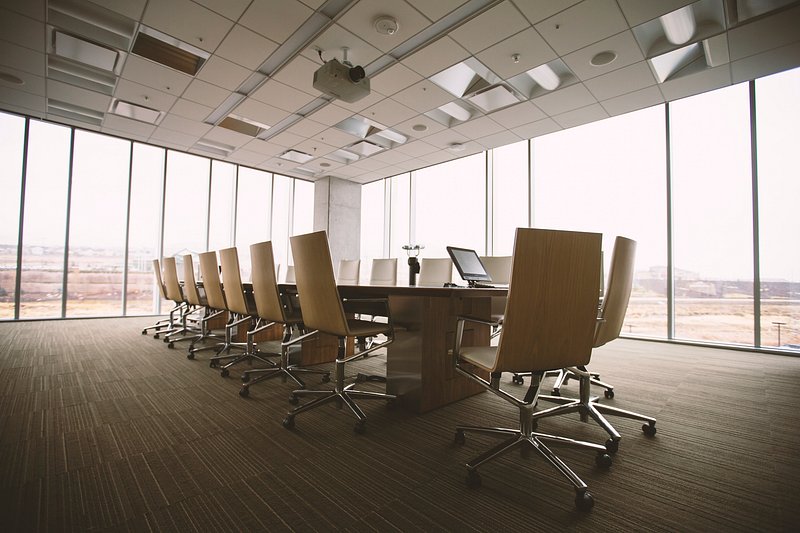 Hybride Arbeitsmodelle bieten signifikante Vorteile für Arbeitnehmer und Arbeitgeber, darunter Flexibilität, Kostenersparnis und eine gesteigerte Mitarbeiterzufriedenheit