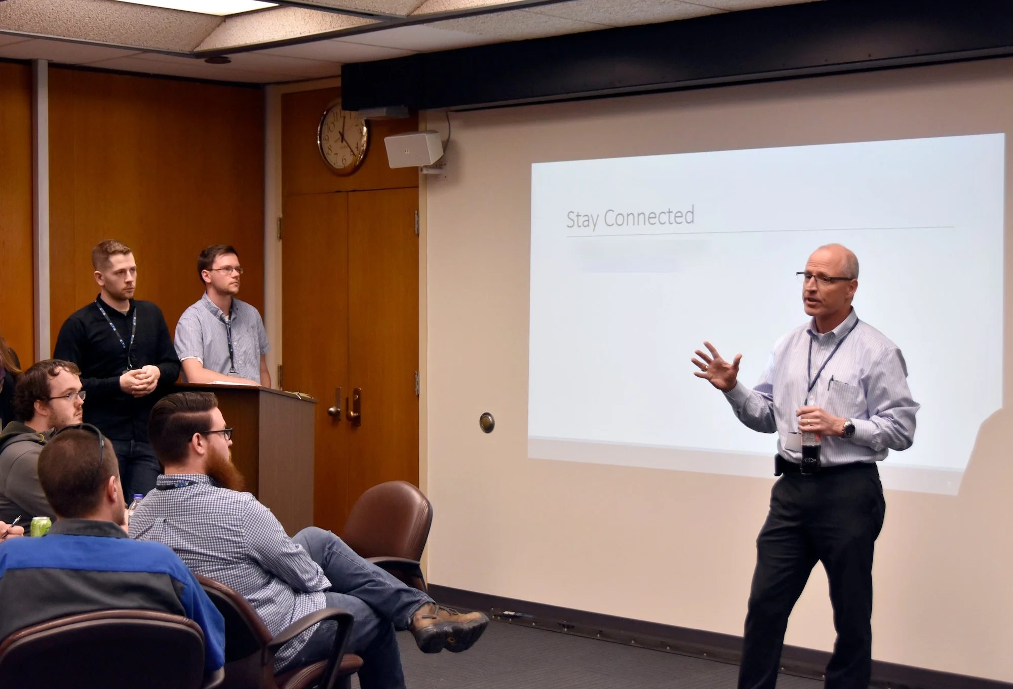 El desarrollo profesional se nutre de historias de éxito que subrayan la importancia del aprendizaje continuo y el networking para avanzar en la carrera