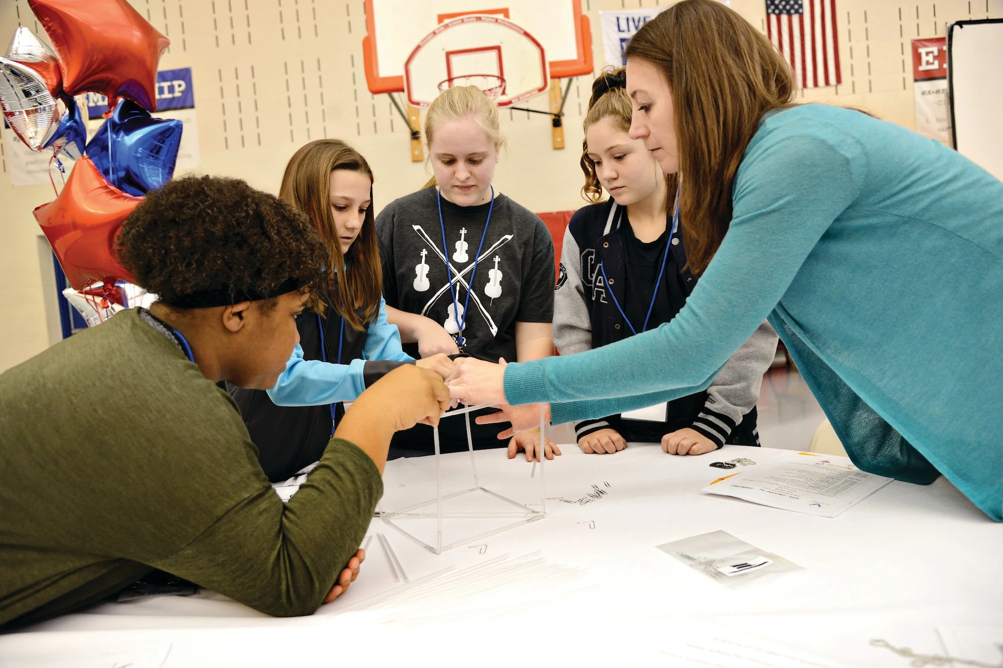 Evaluar el compromiso estudiantil en el aprendizaje cooperativo requiere medir la participación activa y la responsabilidad en tareas grupales
