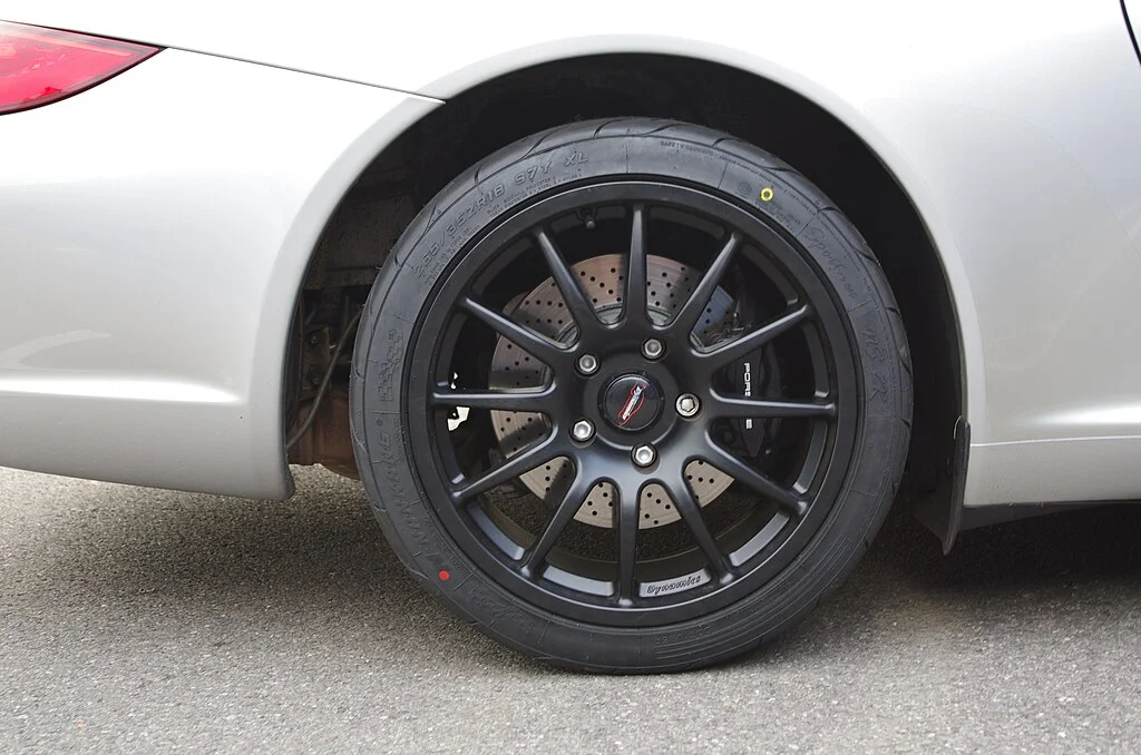 Coaching bietet Flexibilität, um sowohl individuelle als auch Teamdynamiken zu berücksichtigen, und passt sich kontinuierlich an aktuelle Bedürfnisse an