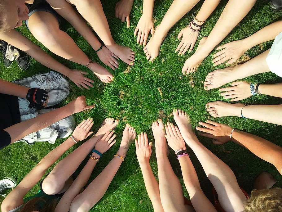 La confianza en la cultura organizacional permite al equipo innovar y compartir ideas sin temor, impulsando la motivación y el compromiso