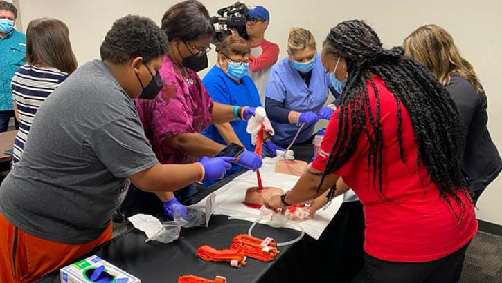 El microaprendizaje permite la integración de lecciones breves en la rutina diaria, mejorando el interés y la participación sin interrumpir actividades profesionales