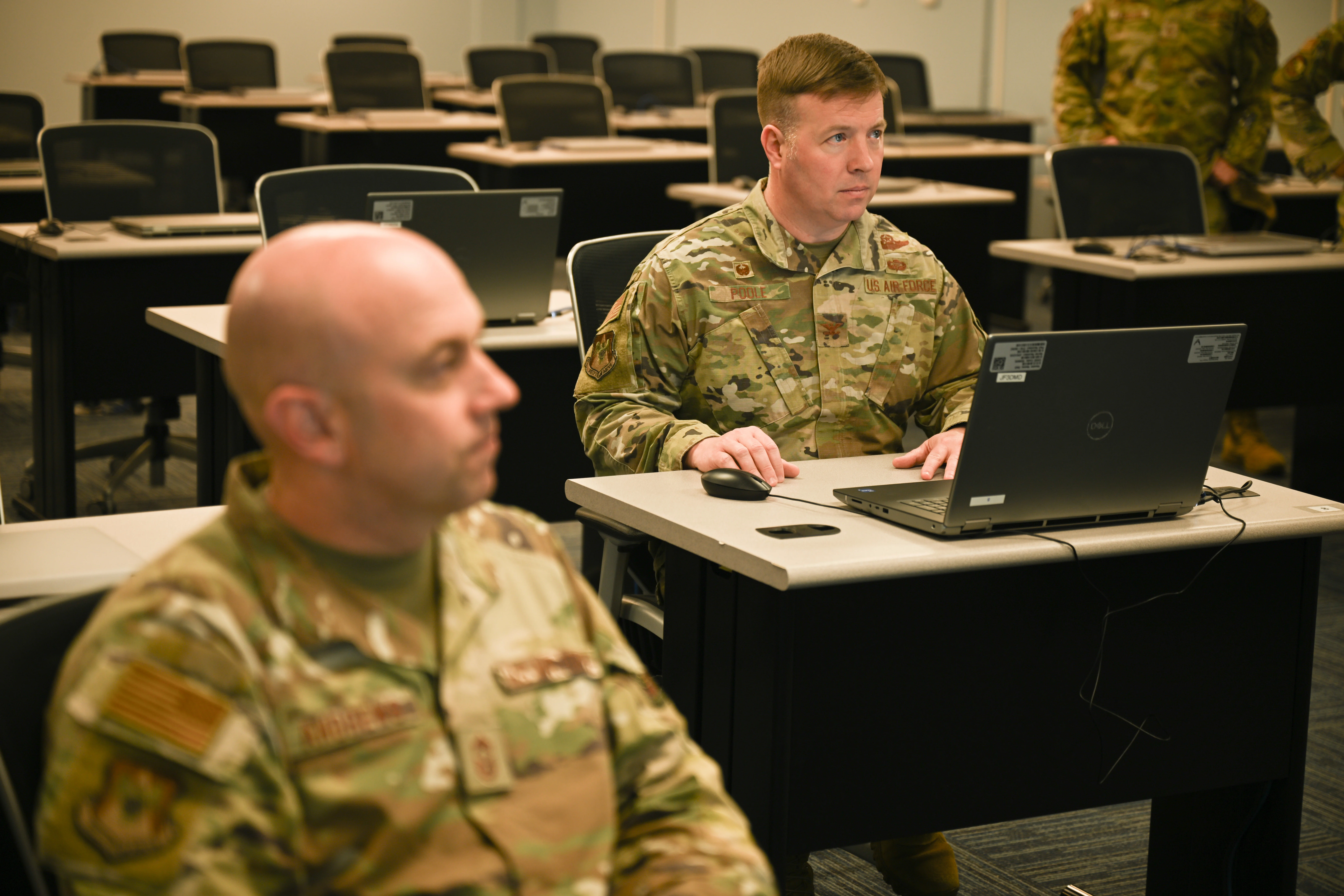 Die Durchführung von Pilottests und das Einholen von regelmäßigem Nutzerfeedback sind entscheidend, um die Effizienz eines LMS zu steigern und dessen Implementierung zu optimieren