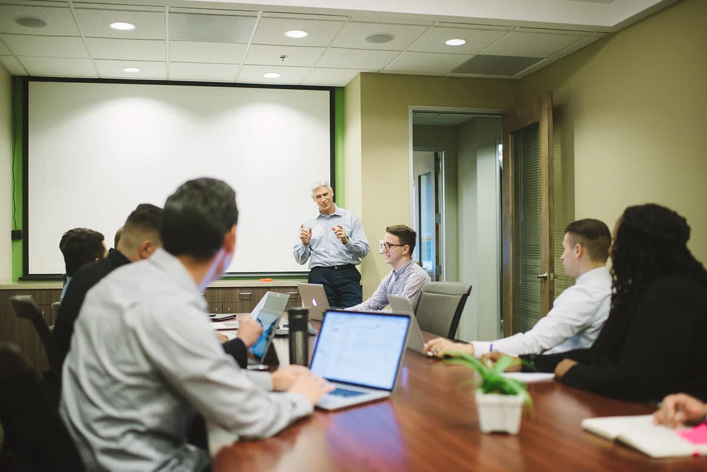 Führungscoaching ist entscheidend, um Führungskräfte zu befähigen, sich den steigenden Anforderungen zu stellen und effektive Strategien umzusetzen