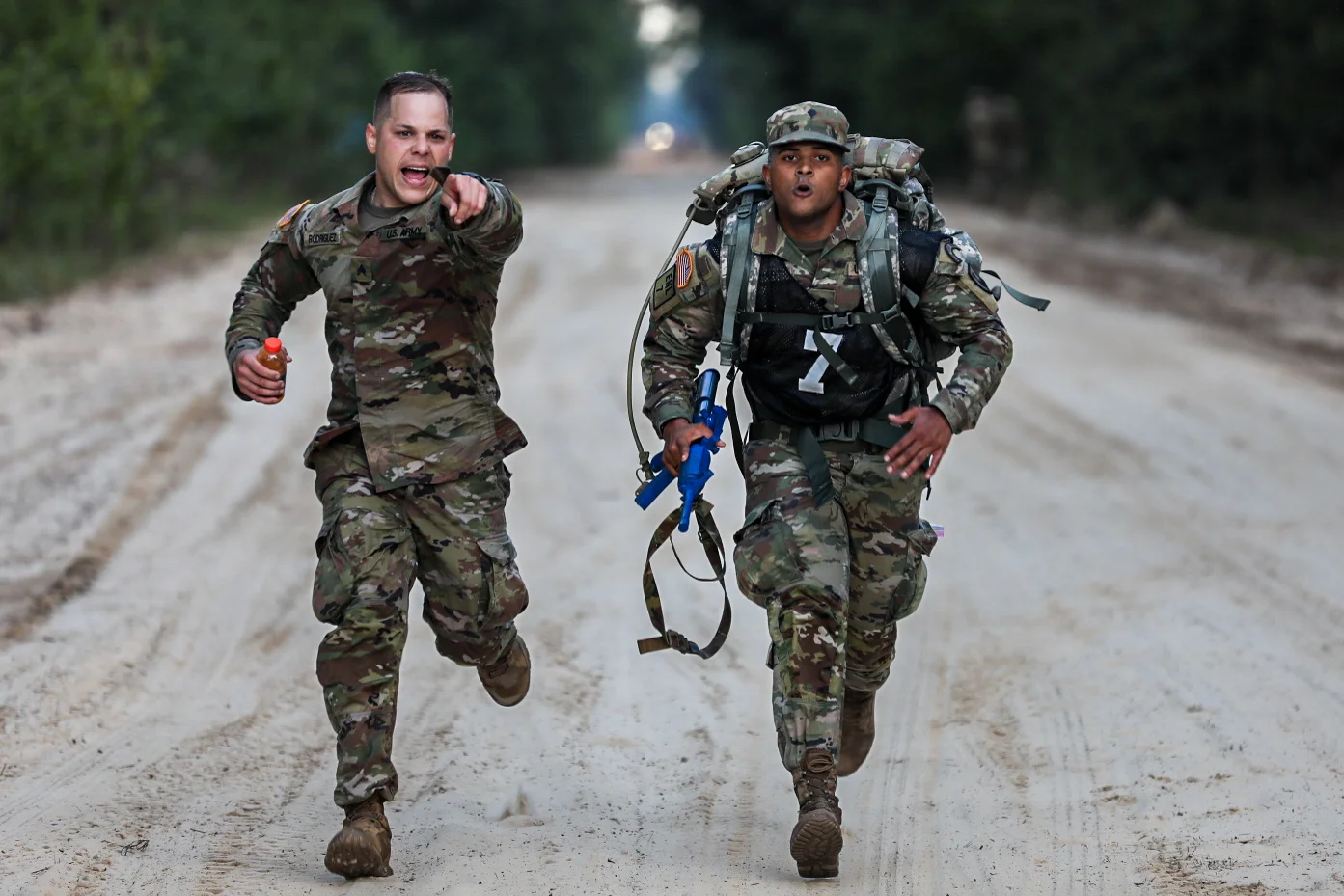 Leadership Coaching fördert die Entwicklung von fachlichen und sozialen Kompetenzen durch diverse Programme und das Servant Leadership Modell