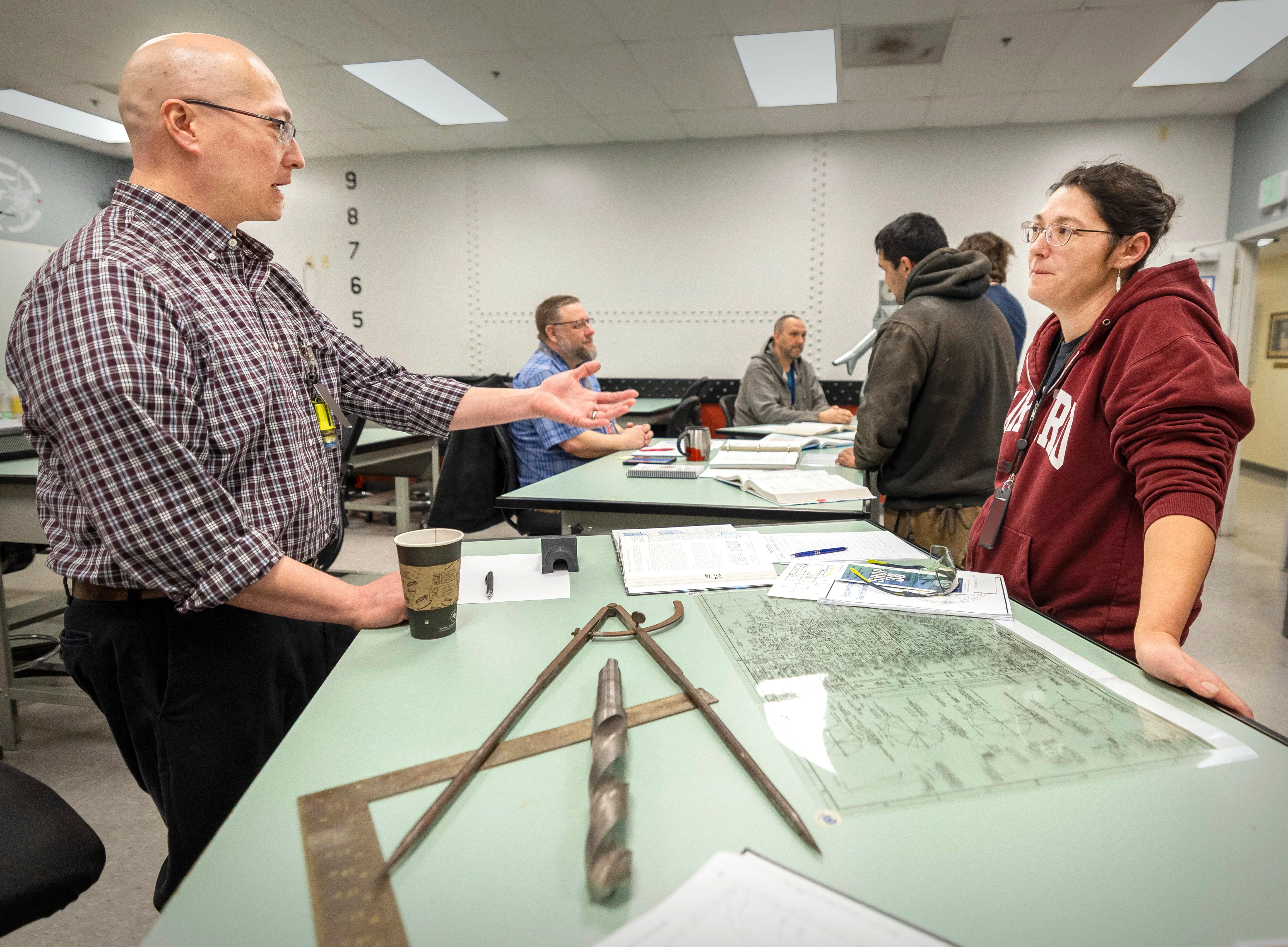 Empresas que contratan aprendices reciben bonificaciones, incentivando la contratación juvenil y reduciendo costos