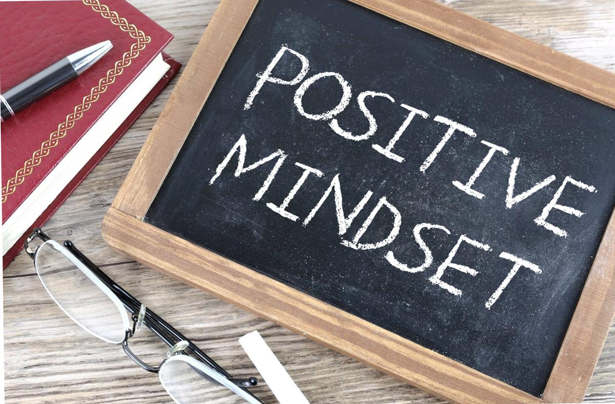 La resiliencia y una mentalidad positiva son claves para adaptarse y superar adversidades, potenciando el bienestar general