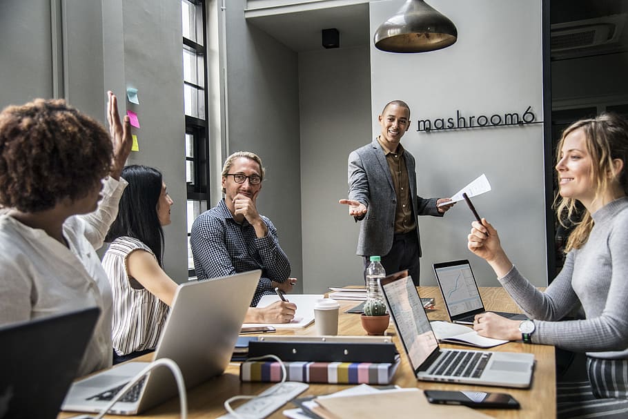 El coaching organizacional no solo incrementa la productividad, sino que también optimiza la toma de decisiones y fortalece la cultura empresarial