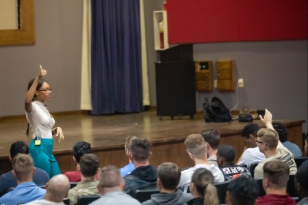 Offline-Coaching bietet eine tiefere Interaktion, die das Vertrauen und Engagement zwischen Coach und Coachee stärkt
