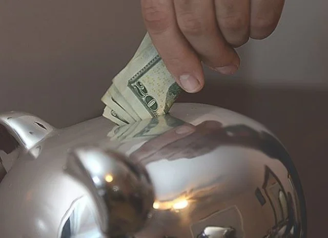 Poor leadership communication leads to financial losses and a range of organizational challenges, impacting growth and employee trust