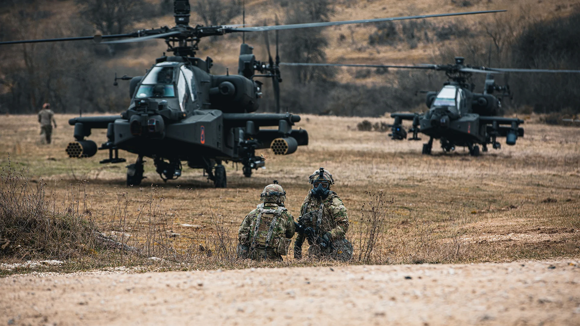 Leaders play a crucial role in transforming organizational culture by sharing a vision and clarifying the organization's goals, significantly impacting values and behavior styles