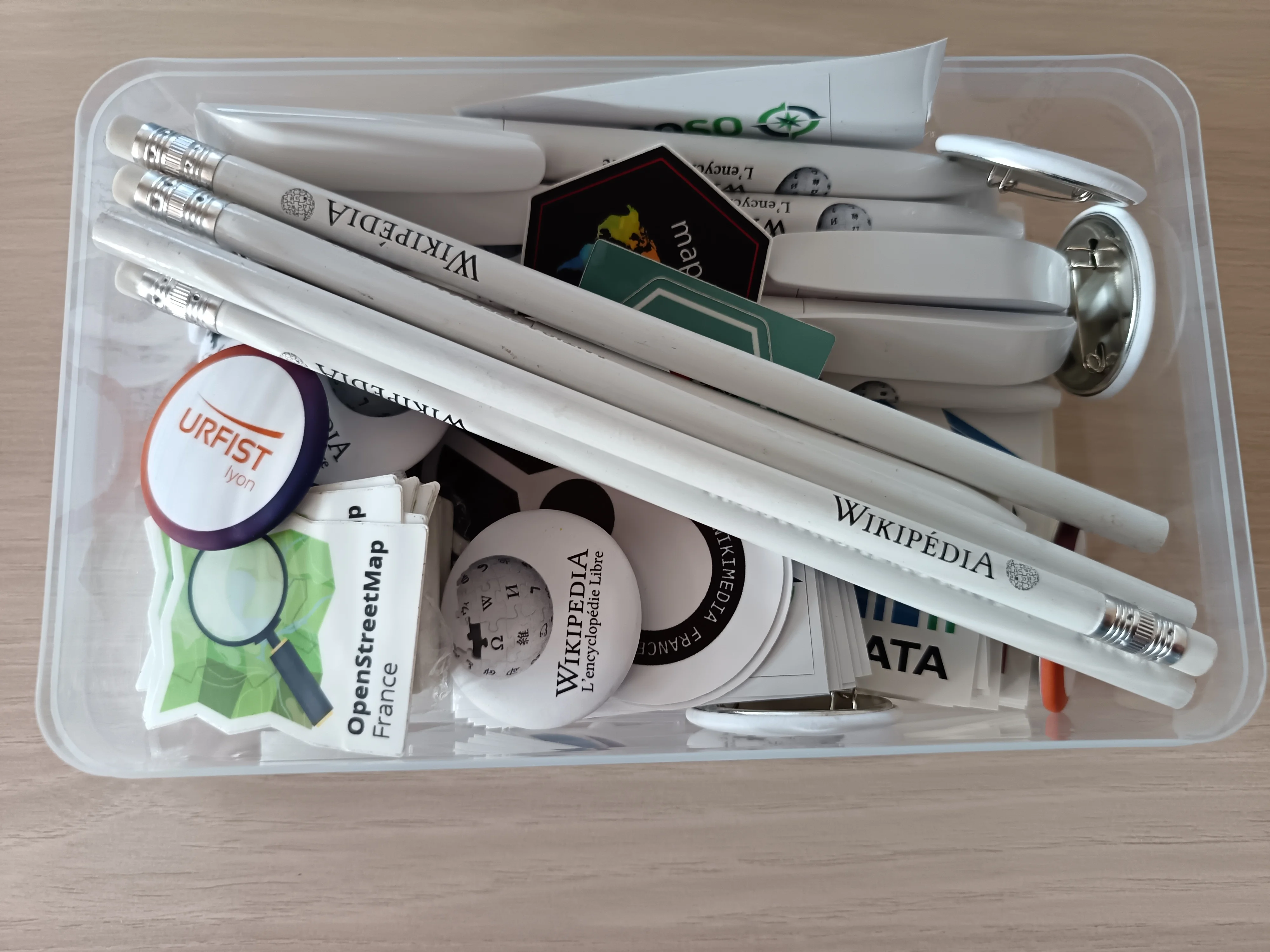 Digital journaling offers speed and multimedia integration, but may compromise content quality due to information overload and haste