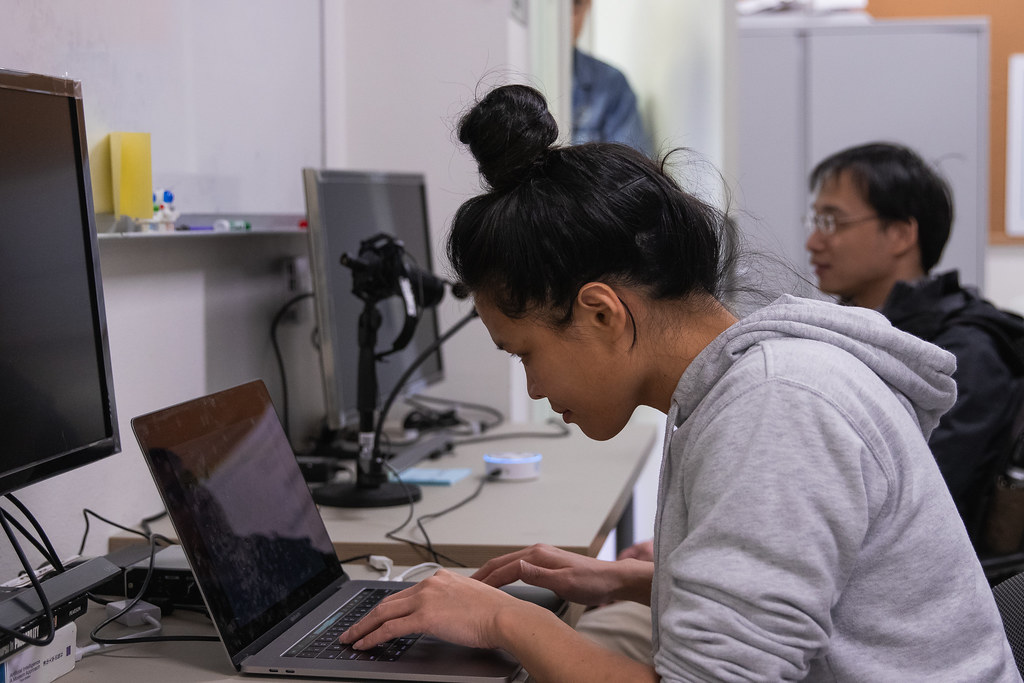 Adaptive Learning und Chatbots ermöglichen durch KI personalisierte Lernpfade und direkte Unterstützung, was den Lernprozess effizienter und individueller gestaltet