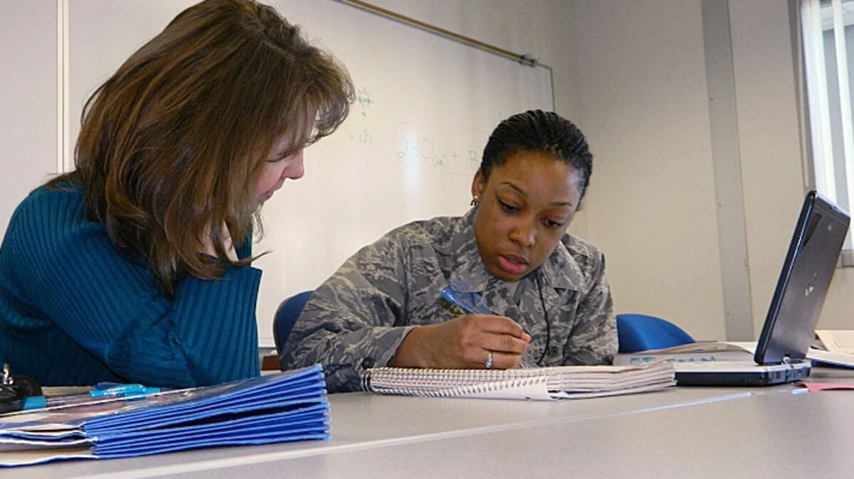 El aprendizaje entre iguales desarrolla habilidades sociales y emocionales, preparando a los estudiantes para desafíos futuros